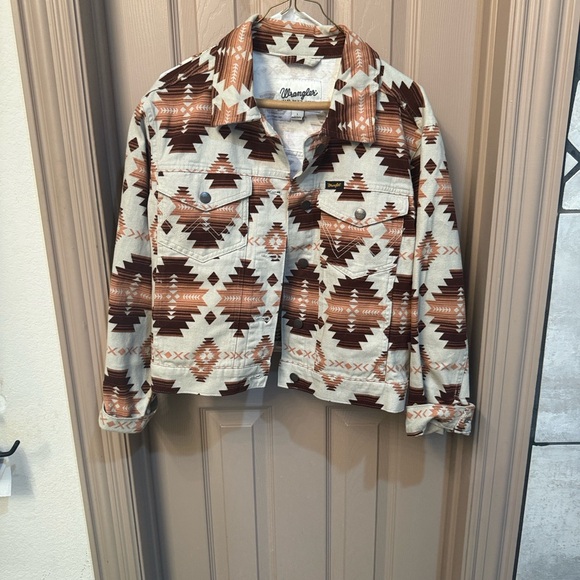 Wrangler Aztec Print Denim cropped Jacket in Cream and Brown - Picture 6 of 7